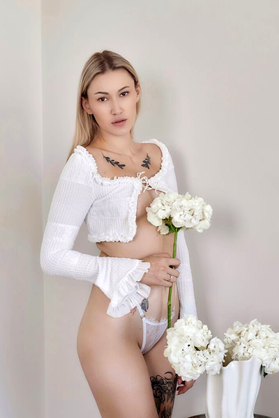 Cam girl AliceKrosmans from LiveJasmin.com