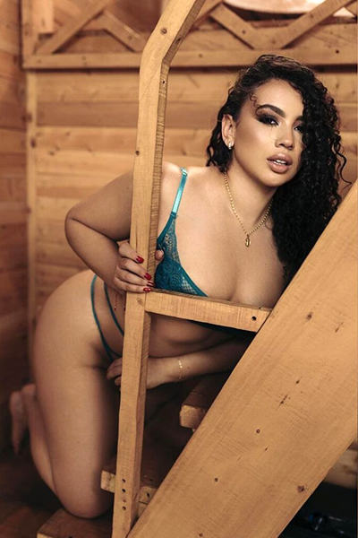 Cam girl CarolineBleir from LiveJasmin.com